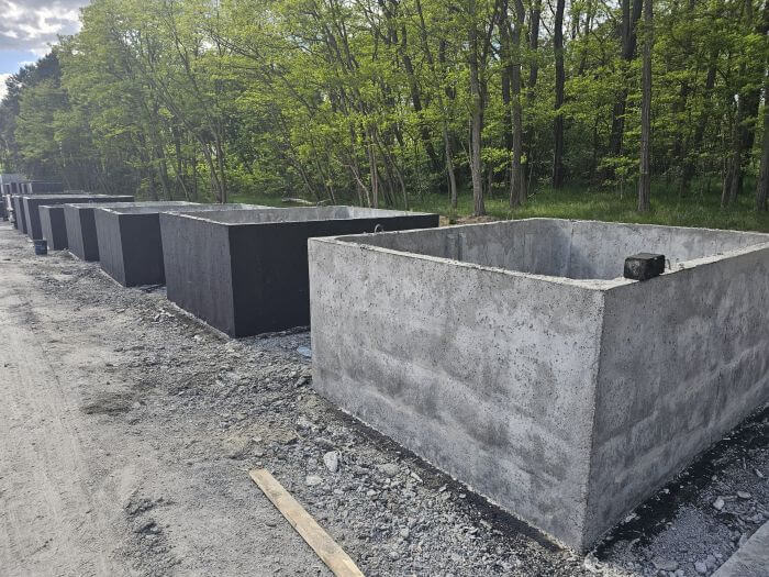 Plac produkcyjny z szambami betonowymi Świdnica gotowymi do transportu