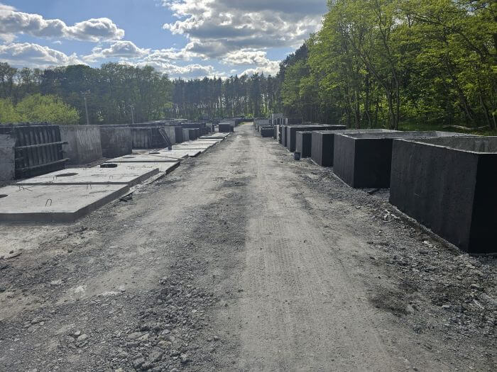 Plac z gotowymi szambami betonowymi Świdnica w różnych rozmiarach